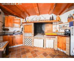 Exclusivo Chalet con Encanto Mediterráneo, Piscina Privada y Patio Andaluz en
