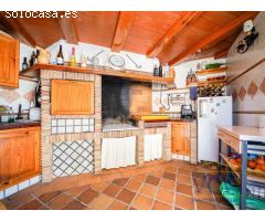 Exclusivo Chalet con Encanto Mediterráneo, Piscina Privada y Patio Andaluz en