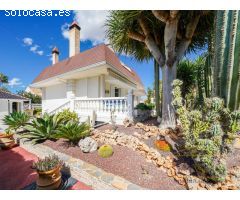 Exclusivo Chalet con Encanto Mediterráneo, Piscina Privada y Patio Andaluz en