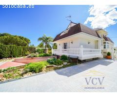 Exclusivo Chalet con Encanto Mediterráneo, Piscina Privada y Patio Andaluz en