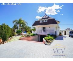 Exclusivo Chalet con Encanto Mediterráneo, Piscina Privada y Patio Andaluz en