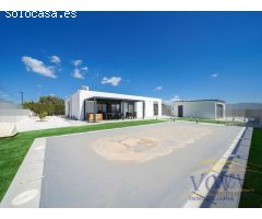 Chalet de diseño moderno con piscina, tecnología avanzada y eficiencia