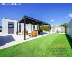 Chalet de diseño moderno con piscina, tecnología avanzada y eficiencia