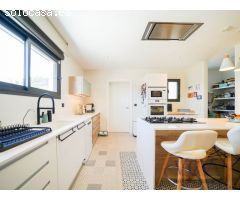 Chalet de diseño moderno con piscina, tecnología avanzada y eficiencia