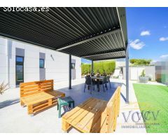 Chalet de diseño moderno con piscina, tecnología avanzada y eficiencia