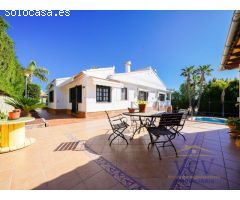 Chalet Exclusivo con Casa de Invitados, Piscina y Jardín Privado en Parcela de