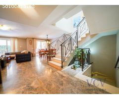 Elegante Chalet con Piscina Privada y Jardín en Entorno Exclusivo