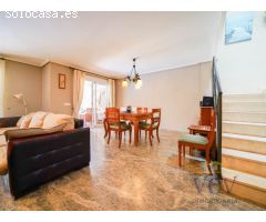 Elegante Chalet con Piscina Privada y Jardín en Entorno Exclusivo