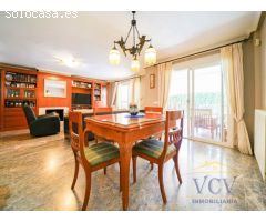 Elegante Chalet con Piscina Privada y Jardín en Entorno Exclusivo