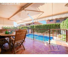 Elegante Chalet con Piscina Privada y Jardín en Entorno Exclusivo