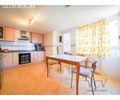 Elegante Chalet con Piscina Privada y Jardín en Entorno Exclusivo
