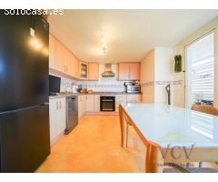 Elegante Chalet con Piscina Privada y Jardín en Entorno Exclusivo
