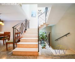 Elegante Chalet con Piscina Privada y Jardín en Entorno Exclusivo