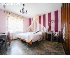Elegante Chalet con Piscina Privada y Jardín en Entorno Exclusivo
