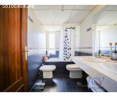 Elegante Chalet con Piscina Privada y Jardín en Entorno Exclusivo