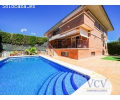 Elegante Chalet con Piscina Privada y Jardín en Entorno Exclusivo
