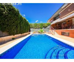 Elegante Chalet con Piscina Privada y Jardín en Entorno Exclusivo
