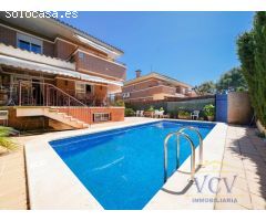 Elegante Chalet con Piscina Privada y Jardín en Entorno Exclusivo