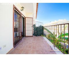 Tu Refugio en Gran Alacant: Encantador Bungalow con Vistas, Terraza y Espacios