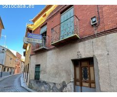 CASA CON PATIO PARA REFORMAR