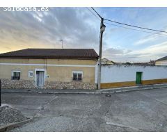 CASA EN PLANTA BAJA CON PATIO Y GARAJE