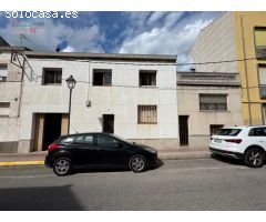 DOS CASAS JUNTAS EN MITAD DEL PUEBLO