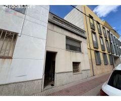 DOS CASAS JUNTAS EN MITAD DEL PUEBLO