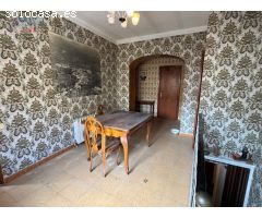 DOS CASAS JUNTAS EN MITAD DEL PUEBLO