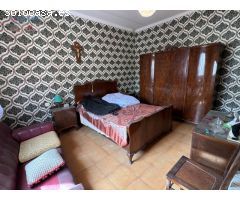 DOS CASAS JUNTAS EN MITAD DEL PUEBLO