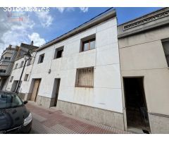 DOS CASAS JUNTAS EN MITAD DEL PUEBLO