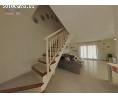 Casa adosada a un solo vecino de dos planta de altura y garaje de 60 m2.