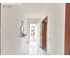 Casa adosada a un solo vecino de dos planta de altura y garaje de 60 m2.