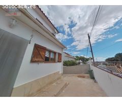Casa adosada a un solo vecino de dos planta de altura y garaje de 60 m2.