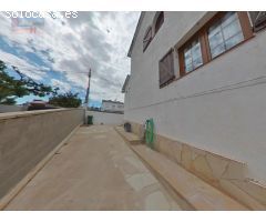 Casa adosada a un solo vecino de dos planta de altura y garaje de 60 m2.