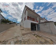 Casa adosada a un solo vecino de dos planta de altura y garaje de 60 m2.