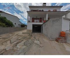 Casa adosada a un solo vecino de dos planta de altura y garaje de 60 m2.