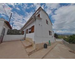 Casa adosada a un solo vecino de dos planta de altura y garaje de 60 m2.