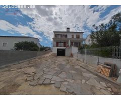 Casa adosada a un solo vecino de dos planta de altura y garaje de 60 m2.