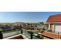 CHALE PAREADO DE 330m2 CON 5 HABITACIONES 3 BAÑOS EN EL CAMPO REAL