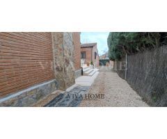 CHALET INDEPENDIENTE TODO EXTERIOR EN UNA SOLA PLANTA Y BUHARDILLA, CON 18