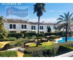Se alquila bonito y cómodo adosado recién renovado, con terraza y jardín privado