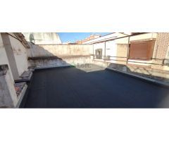 ¡EXCELENTE INVERSIÓN! EDIFICIO DE TRES PLANTAS CON GRAN TERRAZA EN EL CENTRO