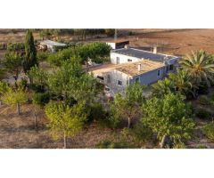 Finca para reformar con vistas, piscina y un molino antiguo