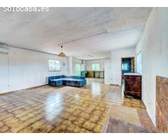 Finca para reformar con vistas, piscina y un molino antiguo