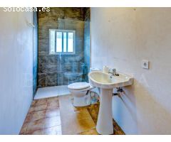 Finca para reformar con vistas, piscina y un molino antiguo