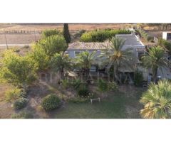 Finca para reformar con vistas, piscina y un molino antiguo