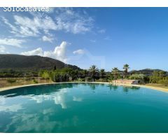 Finca para reformar con vistas, piscina y un molino antiguo