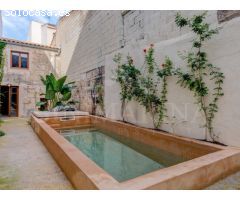 Encantadora Casa Mallorquina con Patio, Piscina y Potencial de Inversión en Muro