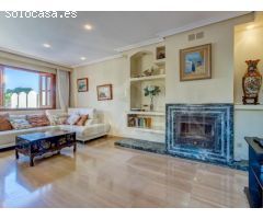 Espaciosa y moderna, con jardín y piscina privada en Aucanada