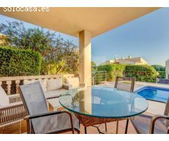 Espaciosa y moderna, con jardín y piscina privada en Aucanada